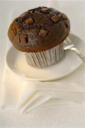 simsearch:689-03130285,k - Chocolate Muffin Foto de stock - Royalty Free Premium, Número: 689-03126686