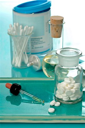 flacon de pilules - Dr. Schüssler's cell salts pills with unguent,pipette and cotton-wool tip Foto de stock - Sin royalties Premium, Código: 689-03126762
