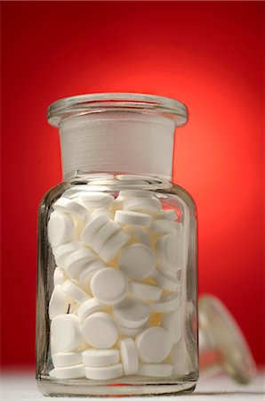 flacon de pilules - Dr. Schüssler's cell salts pills in a bottle Foto de stock - Sin royalties Premium, Código: 689-03126777