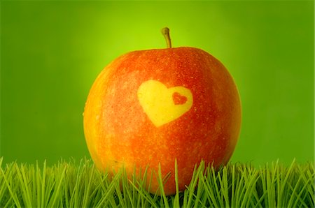 Apple with a heart pattern Stock Photo - Premium Royalty-Free, Code: 689-03126854