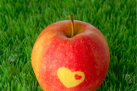 Apple with a heart pattern Stock Photo - Premium Royalty-Free, Code: 689-03126853