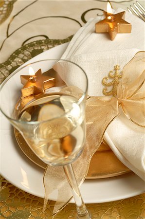 simsearch:689-03126188,k - Christmas table place setting,napkin tied with a golden ribbon and a glass of white wine Foto de stock - Royalty Free Premium, Número: 689-03126874