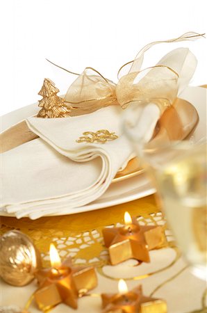 simsearch:689-03126188,k - Golden Christmas table with star shape candles Foto de stock - Royalty Free Premium, Número: 689-03126879