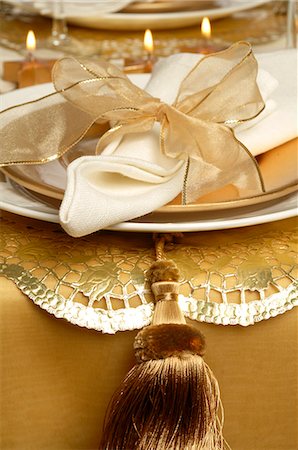 simsearch:689-03126188,k - Christmas table place setting,napkin tied with a golden ribbon Foto de stock - Royalty Free Premium, Número: 689-03126870