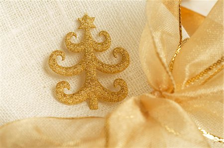 simsearch:689-03126188,k - Napkin with a Christmas tree pattern tied with a golden ribbon Foto de stock - Royalty Free Premium, Número: 689-03126885