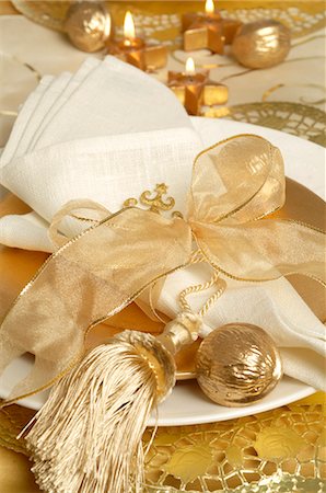 simsearch:689-03126188,k - Golden place setting with a tassel Foto de stock - Royalty Free Premium, Número: 689-03126882