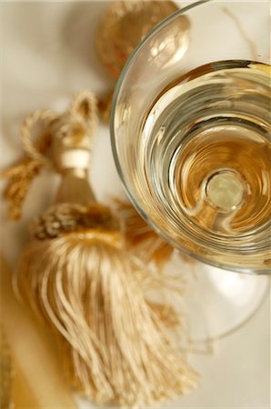 simsearch:689-03126188,k - Glas of white wine and a tassel Foto de stock - Royalty Free Premium, Número: 689-03126892