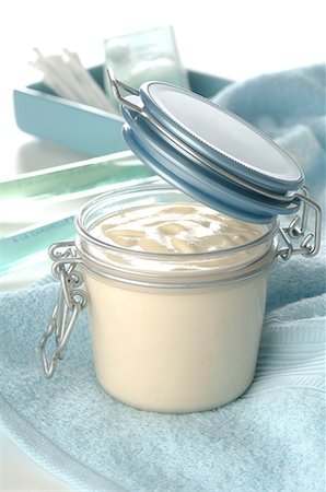 simsearch:689-03124429,k - Cosmétique d'yaourt Photographie de stock - Premium Libres de Droits, Code: 689-03126922