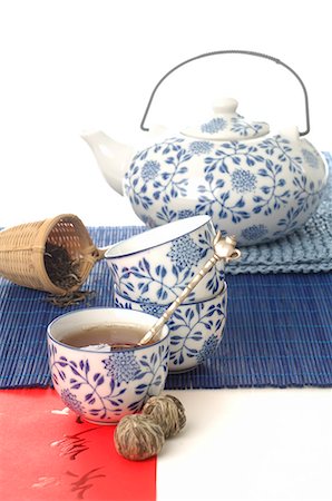 Asian style tea set in blue and white pattern Stock Photo - Premium Royalty-Free, Code: 689-03126935