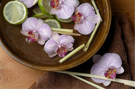 spa decoration - Bowl with orchid blossoms and limes Stock Photo - Premium Royalty-Free, Code: 689-03127754