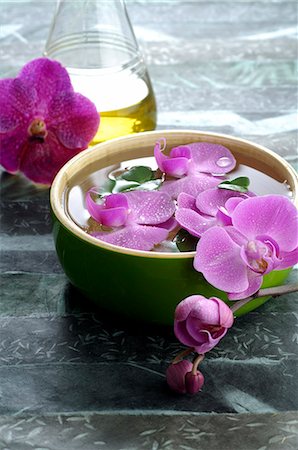 spa decoration - Orchid blossoms in a water bowl Stock Photo - Premium Royalty-Free, Code: 689-03128087