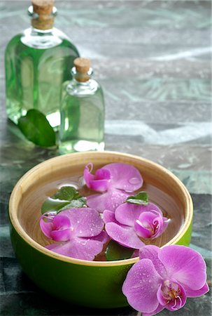 spa decoration - Orchid blossoms in a water bowl and small bottle for perfume Stock Photo - Premium Royalty-Free, Code: 689-03128090