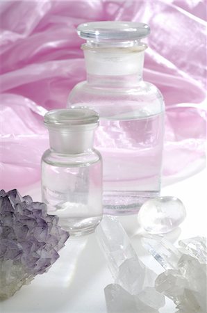 Rock crystal and small bottles Foto de stock - Sin royalties Premium, Código: 689-03128645