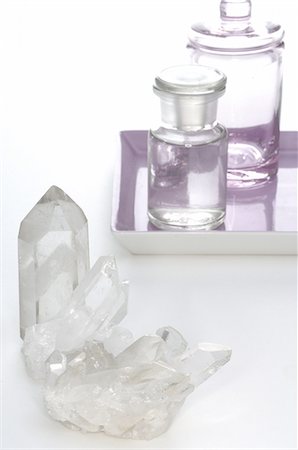 Cristal de roche et de petites bouteilles Photographie de stock - Premium Libres de Droits, Code: 689-03128642