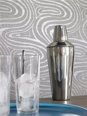 Cocktail bar:Shaker and glasses with ice cubes Foto de stock - Sin royalties Premium, Código: 689-03128977