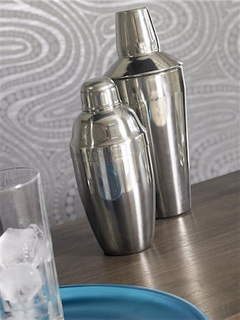 Cocktail bar:Shaker and glasses with ice cubes Foto de stock - Sin royalties Premium, Código: 689-03128978