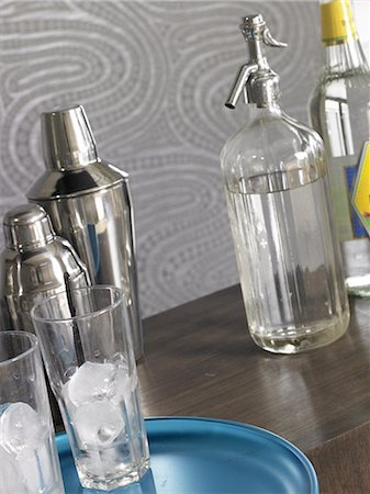 Cocktail bar:Shaker,soda and glasses with ice cubes Foto de stock - Sin royalties Premium, Código: 689-03128979