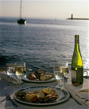 Table at the sea Foto de stock - Sin royalties Premium, Código: 689-03129033