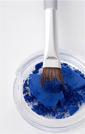 Blue powder and brush Stock Photo - Premium Royalty-Free, Code: 689-03129598