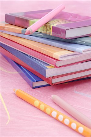 pastel (bâtonnet) - Cahiers et crayons de couleur Photographie de stock - Premium Libres de Droits, Code: 689-03129631