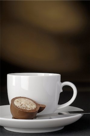 praline - Cup and a piece of chocolate Stock Photo - Premium Royalty-Free, Code: 689-03129676