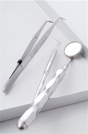 specchio da dentista - Medical equipment: tweezers Fotografie stock - Premium Royalty-Free, Codice: 689-03129943