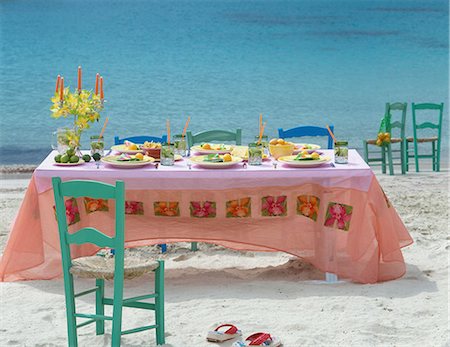 regard furieux - Tableau de réglage sur la plage - vacances sentiment Photographie de stock - Premium Libres de Droits, Code: 689-03123733