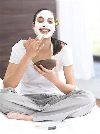 simsearch:689-03124429,k - Dark-haired woman with face mask Foto de stock - Sin royalties Premium, Código: 689-03123996