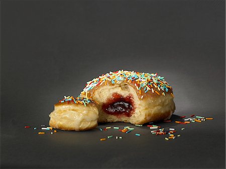 simsearch:689-03131516,k - Donut with colourful streusel Foto de stock - Sin royalties Premium, Código: 689-03130203