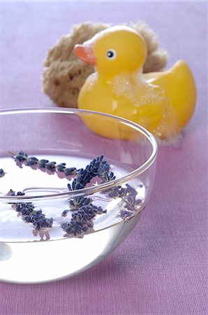 simsearch:689-03124429,k - Lavender in a glass bowl and rubber duck Foto de stock - Sin royalties Premium, Código: 689-03130294