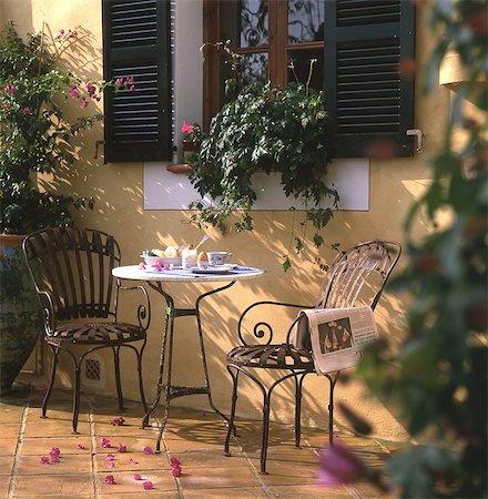 Table de petit déjeuner de style méditerranéen sur la terrasse Photographie de stock - Premium Libres de Droits, Code: 689-03130300