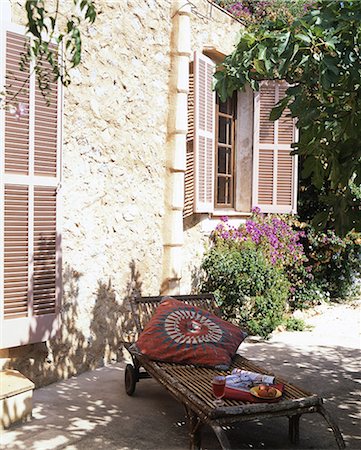 Deckchair in the shade Stock Photo - Premium Royalty-Free, Code: 689-03130349