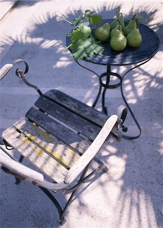 pear with leaves - sitting in the shadow Stock Photo - Premium Royalty-Free, Code: 689-03130362