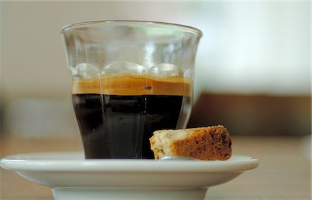 frothy head - Espresso with piece of cake Foto de stock - Sin royalties Premium, Código: 689-03130652