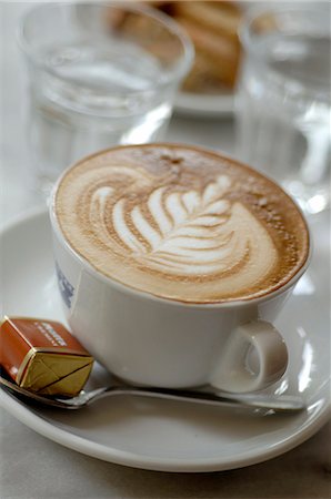 simsearch:659-08896141,k - Cappuccino with froth ornament Foto de stock - Sin royalties Premium, Código: 689-03130653