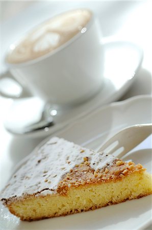 simsearch:659-08896141,k - Cappuccino with milk froth and pie slice Foto de stock - Sin royalties Premium, Código: 689-03130673