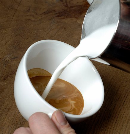 simsearch:659-07026887,k - Preparation of cappuccino Foto de stock - Sin royalties Premium, Código: 689-03130682