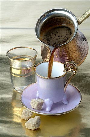 pouring cappuccino - Making a Turkish coffee Foto de stock - Sin royalties Premium, Código: 689-03130696
