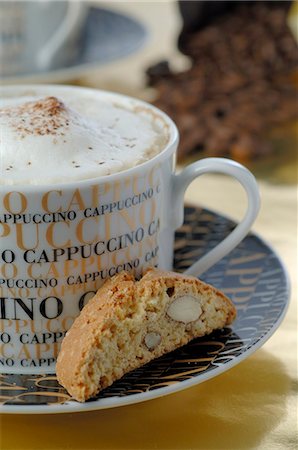 frothy head - Cappuccino and almond cookie Foto de stock - Sin royalties Premium, Código: 689-03130697