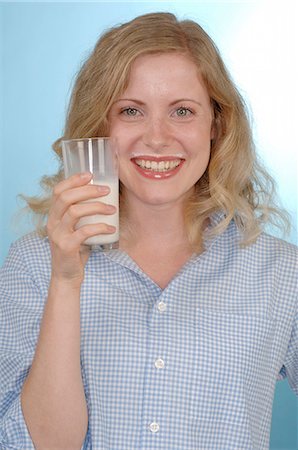 simsearch:689-03131516,k - Young woman drinking a glass of milk Foto de stock - Sin royalties Premium, Código: 689-03130716