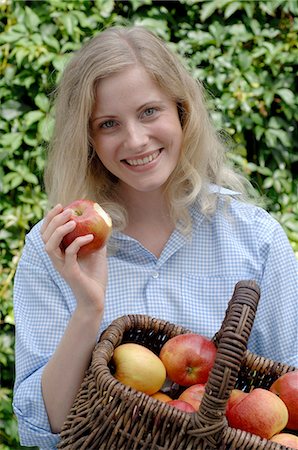 simsearch:689-03130409,k - Woman with basket full of apples Stock Photo - Premium Royalty-Free, Code: 689-03130721