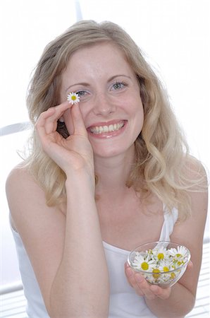 Cosmétique avec des fleurs Photographie de stock - Premium Libres de Droits, Code: 689-03130730