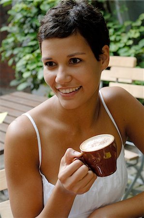 simsearch:659-03536885,k - Dunkle kurzhaarige Frau mit Cappuccinotasse Stockbilder - Premium RF Lizenzfrei, Bildnummer: 689-03130763