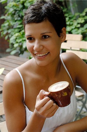 simsearch:659-08896141,k - Dark haired woman with cappuccino cup Foto de stock - Sin royalties Premium, Código: 689-03130763