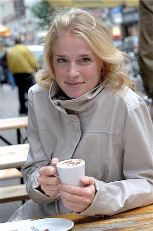 Woman holding a coffe pot Stock Photo - Premium Royalty-Free, Code: 689-03130830