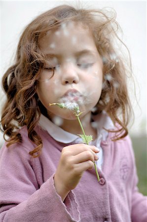 Child with blowball Stock Photo - Premium Royalty-Free, Code: 689-03130855