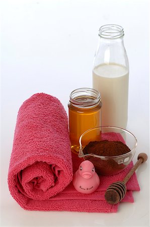 Ingredients for a chocolate aroma bath: cocoa powder Foto de stock - Sin royalties Premium, Código: 689-03130918