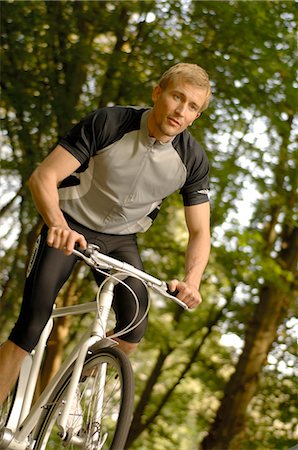 Sportsman on mountain bike Stock Photo - Premium Royalty-Free, Code: 689-03130981