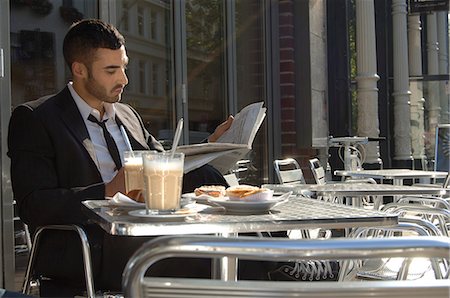 spanish male dress - Délai d'attente dans un Café Photographie de stock - Premium Libres de Droits, Code: 689-03131004