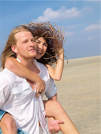 Joyeux couple sur la plage Photographie de stock - Premium Libres de Droits, Code: 689-03131023